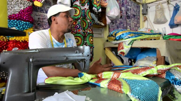 Creatividad Desbordante en la Confección de Trajes de Carnaval